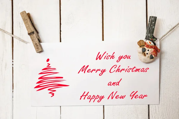 Navidad muñeco de nieve pinzas de ropa celebración de la tarjeta de felicitación — Foto de Stock