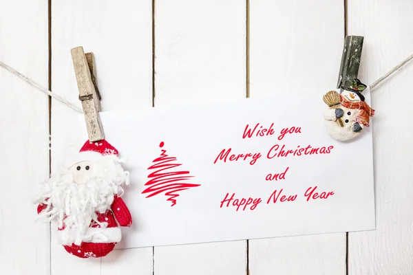 Santa Claus y muñeco de nieve pinza celebración de felicitación de Navidad ca — Foto de Stock