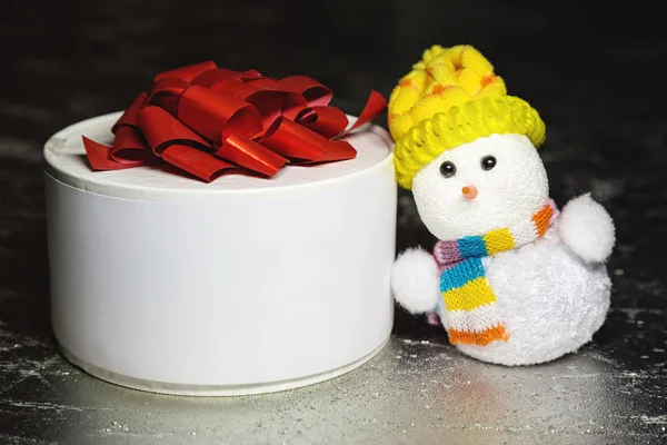 Christmas snowman toy with gift box or present — Stock Photo, Image