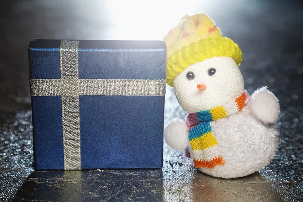 Christmas snögubbe leksak med presentask eller nuvarande — Stockfoto