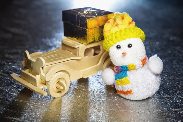 Snowman y coche de madera con caja de regalo — Foto de Stock