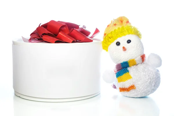 Χριστούγεννα παιχνίδι χιονάνθρωπος με κιβώτιο δώρων ή παρόν — Φωτογραφία Αρχείου