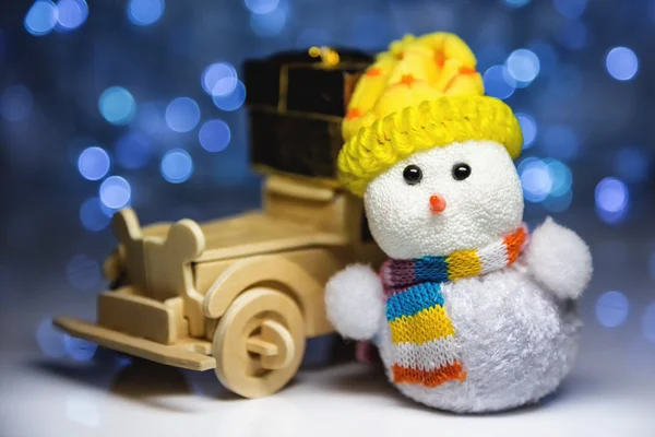Snømann og trebil med gaveboks – stockfoto