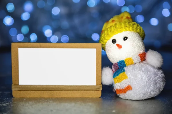 Christmas snowman toy with white blank card — Stock Photo, Image