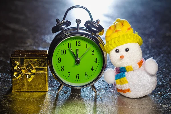 Sneeuwpop met geschenk doos en retro alarm klok — Stockfoto