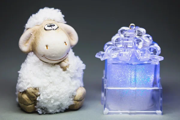 Koyun hediye kutusu ile — Stok fotoğraf
