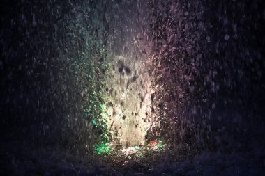 Kahverengi renk renkli çeşme su sıçramalarına