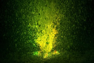 Sarı ve yeşil renk renkli çeşme su sıçramalarına