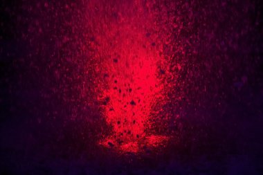 Kırmızı renk renkli çeşme su sıçramalarına