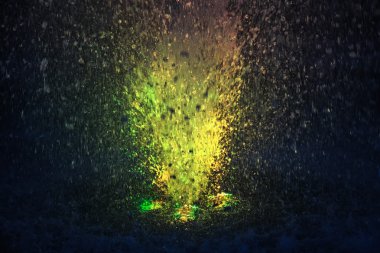 Açık sarı renk renkli çeşme su sıçramalarına