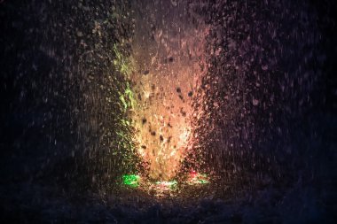 Kahverengi renk renkli çeşme su sıçramalarına