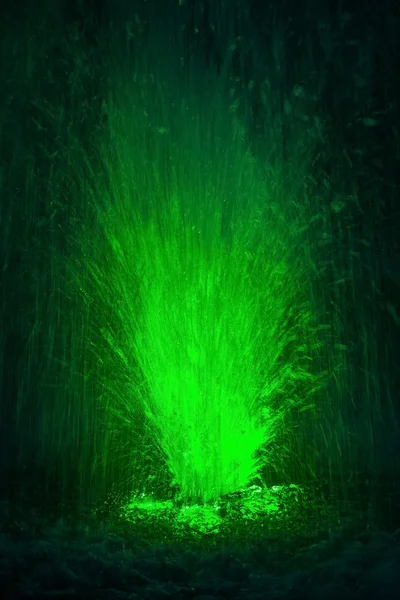 カラフルな噴水の飛沫緑の色 — ストック写真