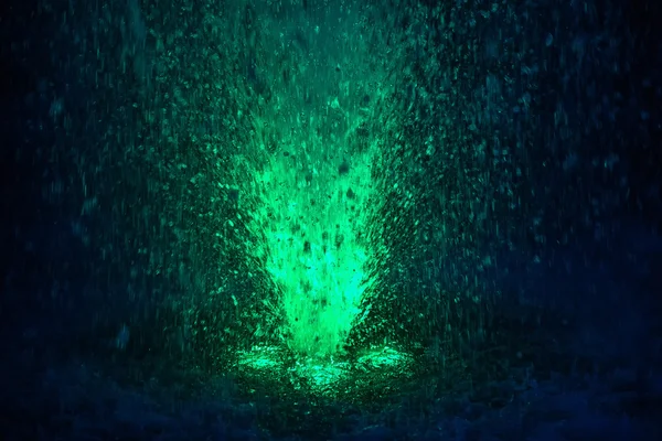 Цветной фонтан брызгает светло-зеленый цвет — стоковое фото