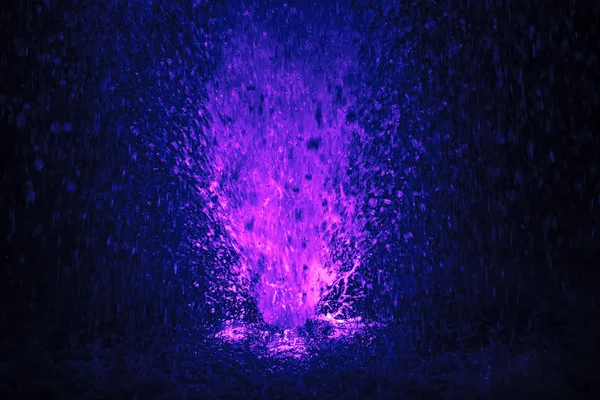彩色喷泉溅紫色和蓝色的颜色 — 图库照片
