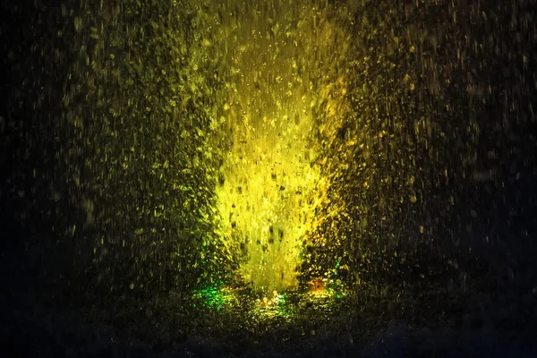 Цветной фонтан брызгает желтым цветом — стоковое фото