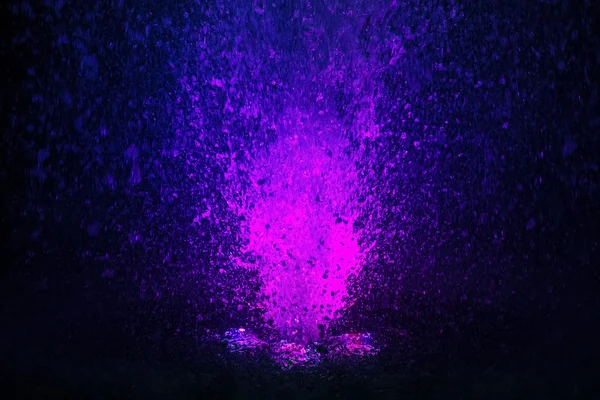 Цветной фонтан брызгает фиолетовый и синий цвет — стоковое фото