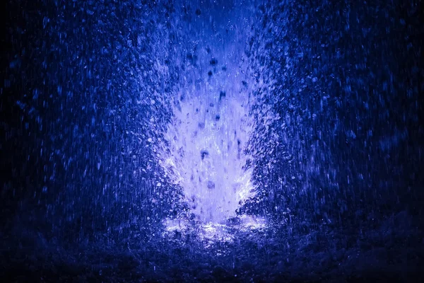 Színes szökőkút vízcseppek kék és fehér szín — Stock Fotó