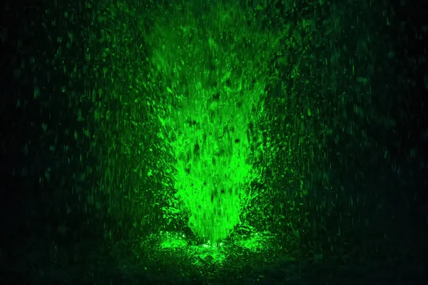 Yeşil renk renkli çeşme su sıçramalarına — Stok fotoğraf