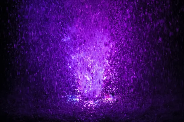 Цветной фонтан брызгает фиолетовый и белый цвет — стоковое фото