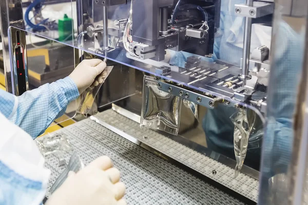 Operador de trabajo en la industria farmacéutica de perfusión —  Fotos de Stock