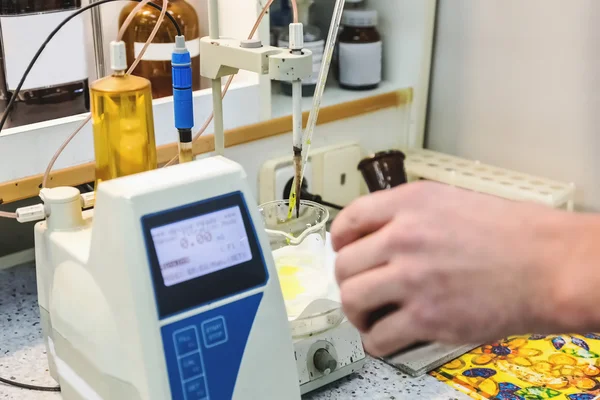 Laborant makes test in laboratory — Stock Photo, Image