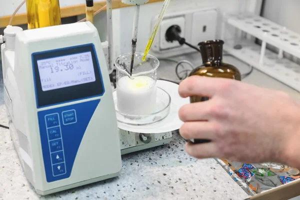 Laborant makes test in laboratory — Stock Photo, Image