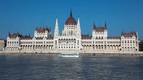 Parlamentsbyggnaden på Donau med båt i Budapest — Stockvideo