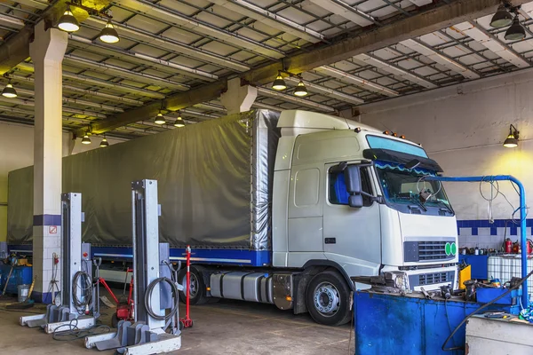 Service d'atelier de réparation de camions ou de camions — Photo