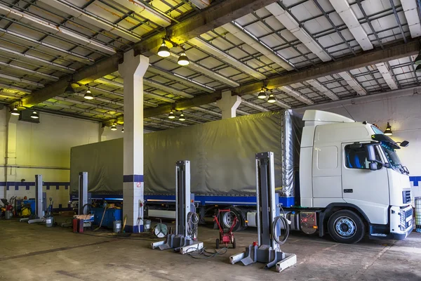 Послуги ремонту вантажних або вантажних автомобілів — стокове фото