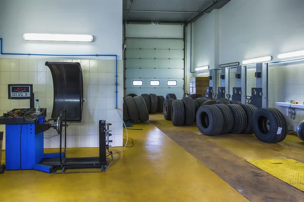 Servicio de reparación de neumáticos o neumáticos — Foto de Stock