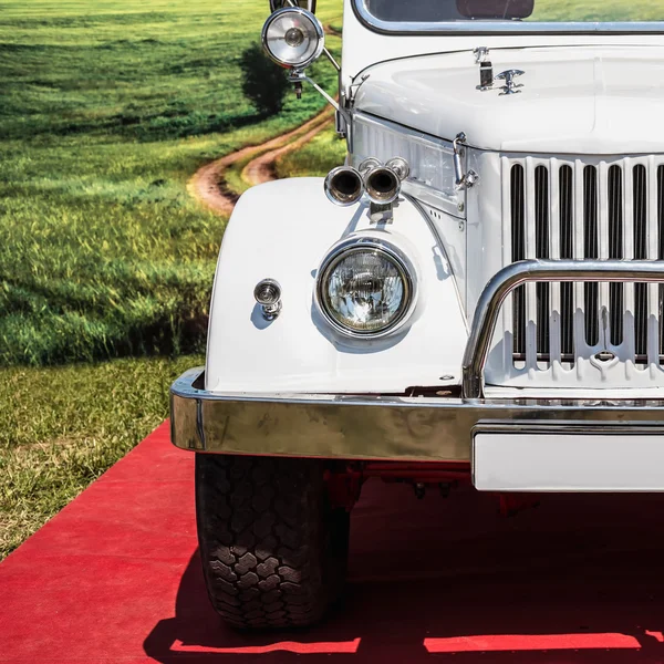 Vieille face avant de voiture rétro ou vintage — Photo