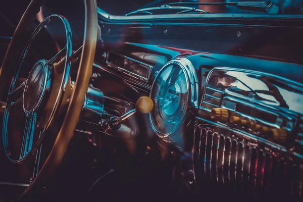 Intérieur de la vieille voiture rétro. Traitement effet vintage — Photo