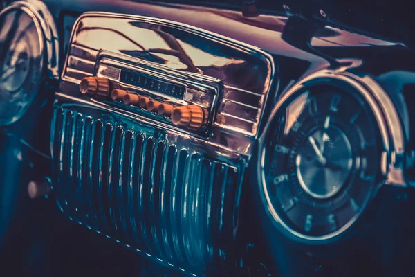 Rádio no interior do carro velho. Processamento de efeitos vintage — Fotografia de Stock