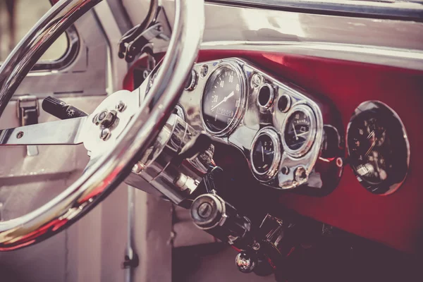 Intérieur de la vieille voiture d'époque. Traitement effet vintage — Photo