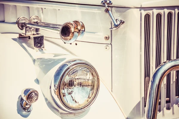 Gamla retro eller vintage bil framsidan. Vintage effekt bearbetning — Stockfoto