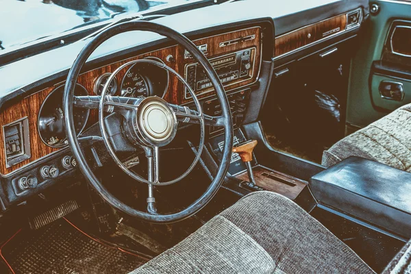 古いビンテージ車のインテリア。ヴィンテージ効果処理 — ストック写真