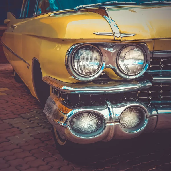 Oude retro of vintage auto voorzijde. Vintage effect verwerking — Stockfoto