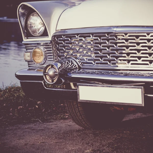 Velho retro ou frente do carro vintage. Processamento de efeitos vintage — Fotografia de Stock