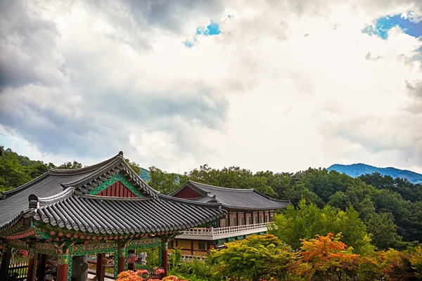 Buddhistiska munkar tempel i bergen i Korea — Stockfoto