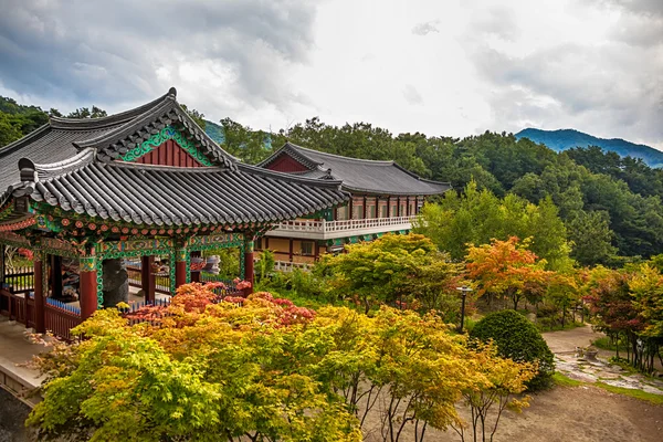 Buddhistiska munkar tempel i bergen i Korea — Stockfoto