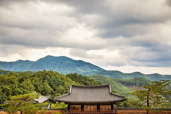 Buddhistiska munkar tempel i bergen i Korea — Stockfoto