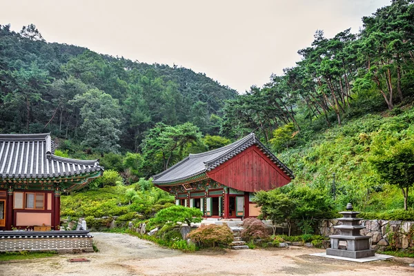 Buddhistiska munkar tempel i bergen i Korea — Stockfoto