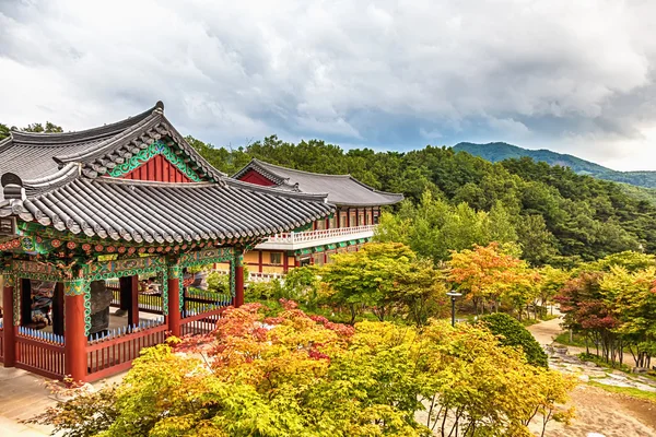 Buddhistiska munkar tempel i bergen i Korea — Stockfoto