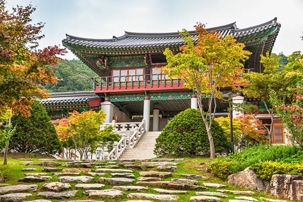 Традиционная архитектура старого здания храма в Корее — стоковое фото