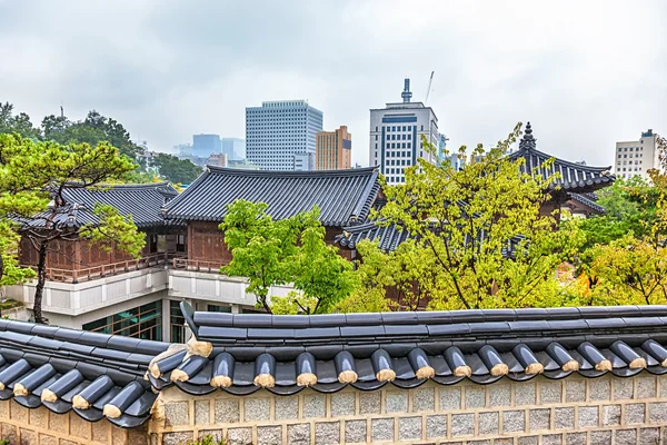 Traditionella gamla och moderna koreanska hus stadsbild — Stockfoto