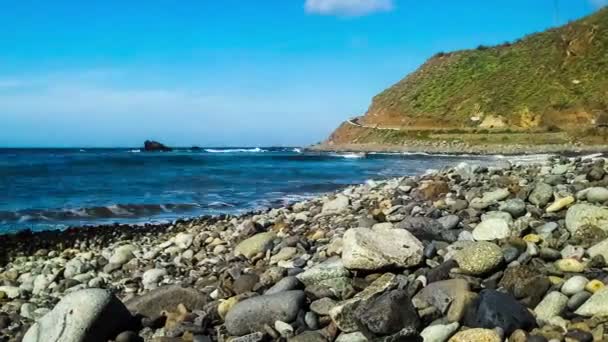 Timelapse av vilda sten strand vid kusten eller stranden av oceanen — Stockvideo