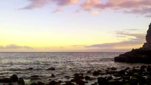 Timelapse di spiaggia di pietra selvatica sulla costa dell'oceano al tramonto — Video Stock