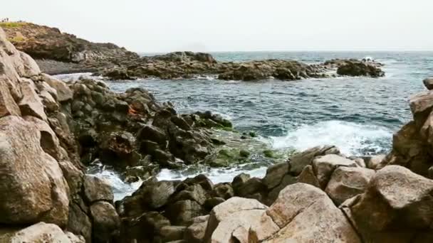 Скалы и волны на берегу или побережье океана или моря — стоковое видео