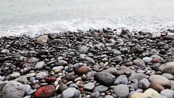 Pierres avec des vagues sur la plage du rivage ou la côte de l'océan ou de la mer — Video