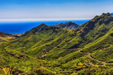 Dağlar taşlar dolambaçlı yol ile